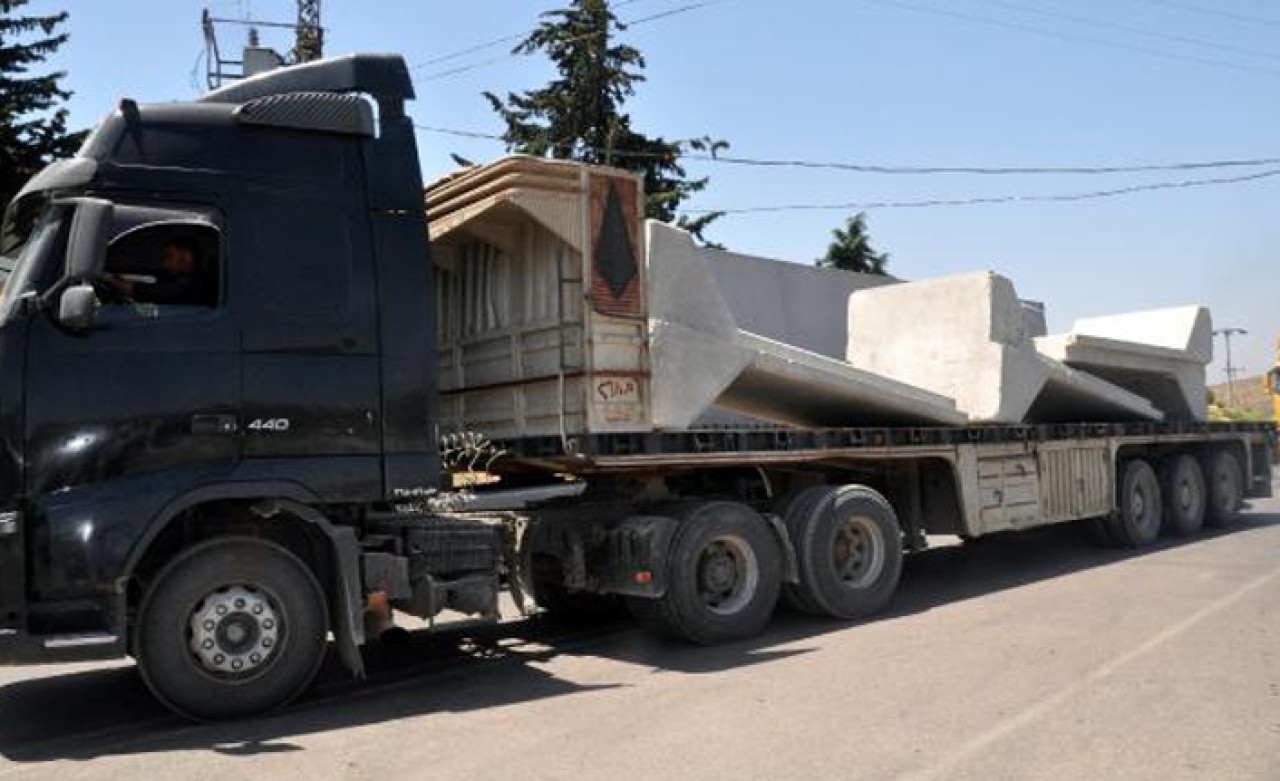İdlib’e beton blok sevkiyatı devam ediyor