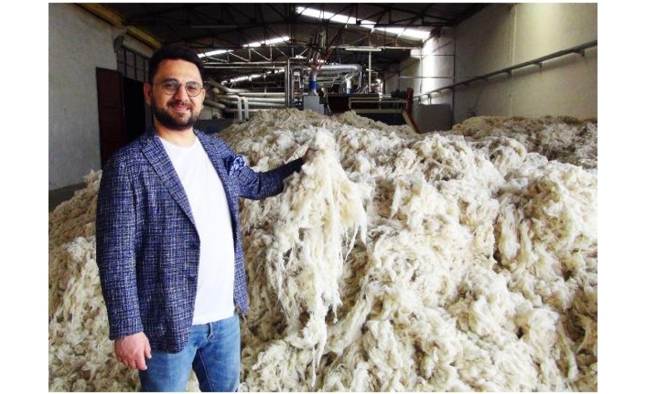 İşlediği koyun yünlerini dünyaya satıyor