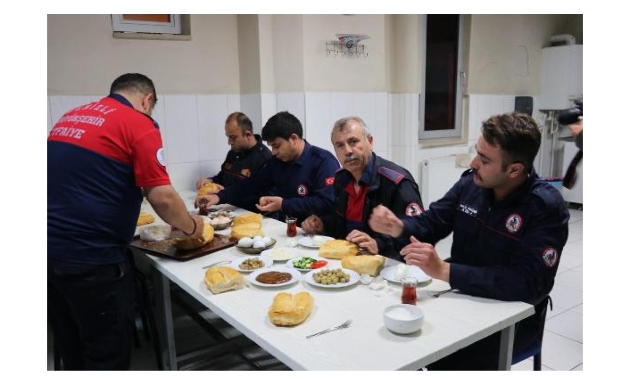 İtfaiyeciler ilk sahuru görev başında yaptı