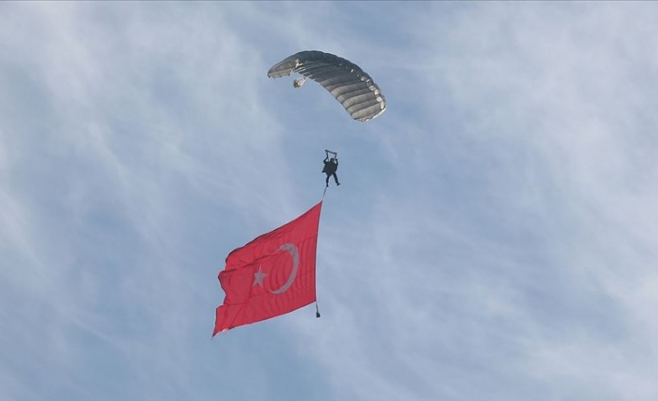 JÖAK timi sıcak hava balonundan atlayış gerçekleştirdi
