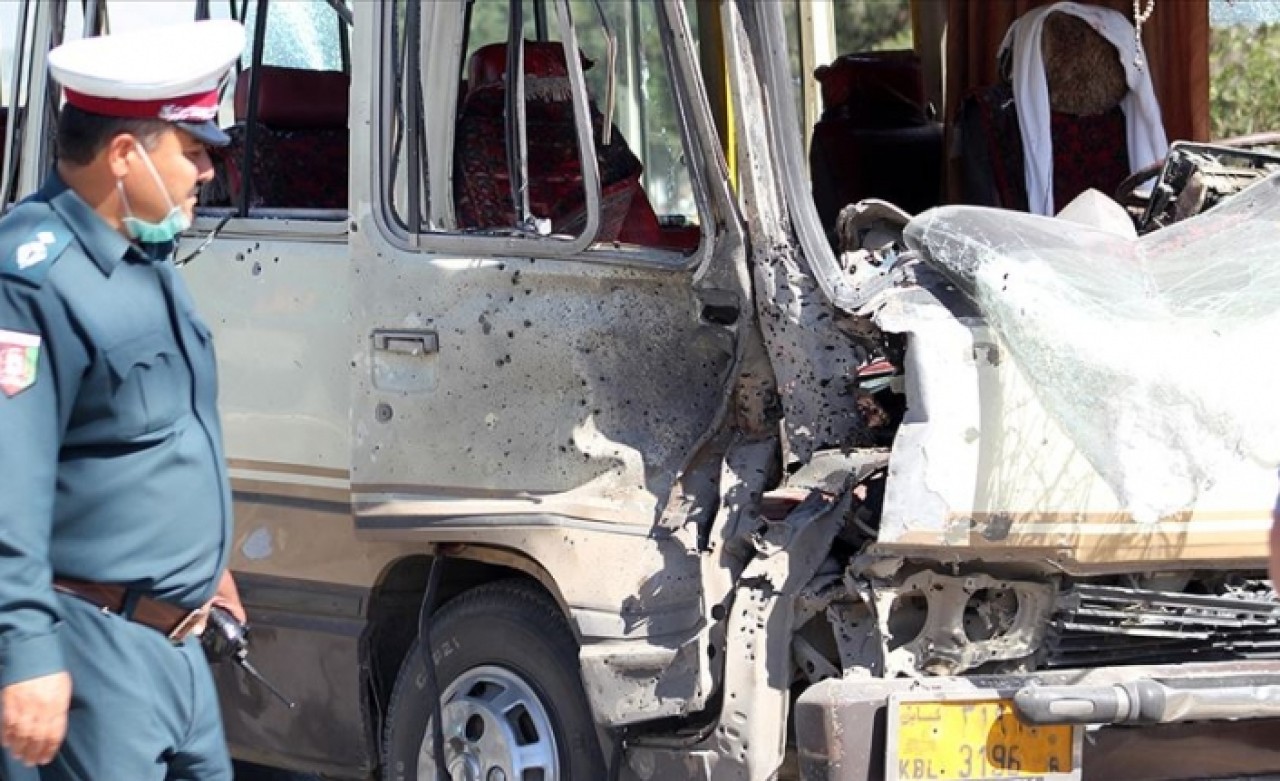 Kabil'de bakanlık personelini taşıyan araca bombalı saldırı: 10 yaralı