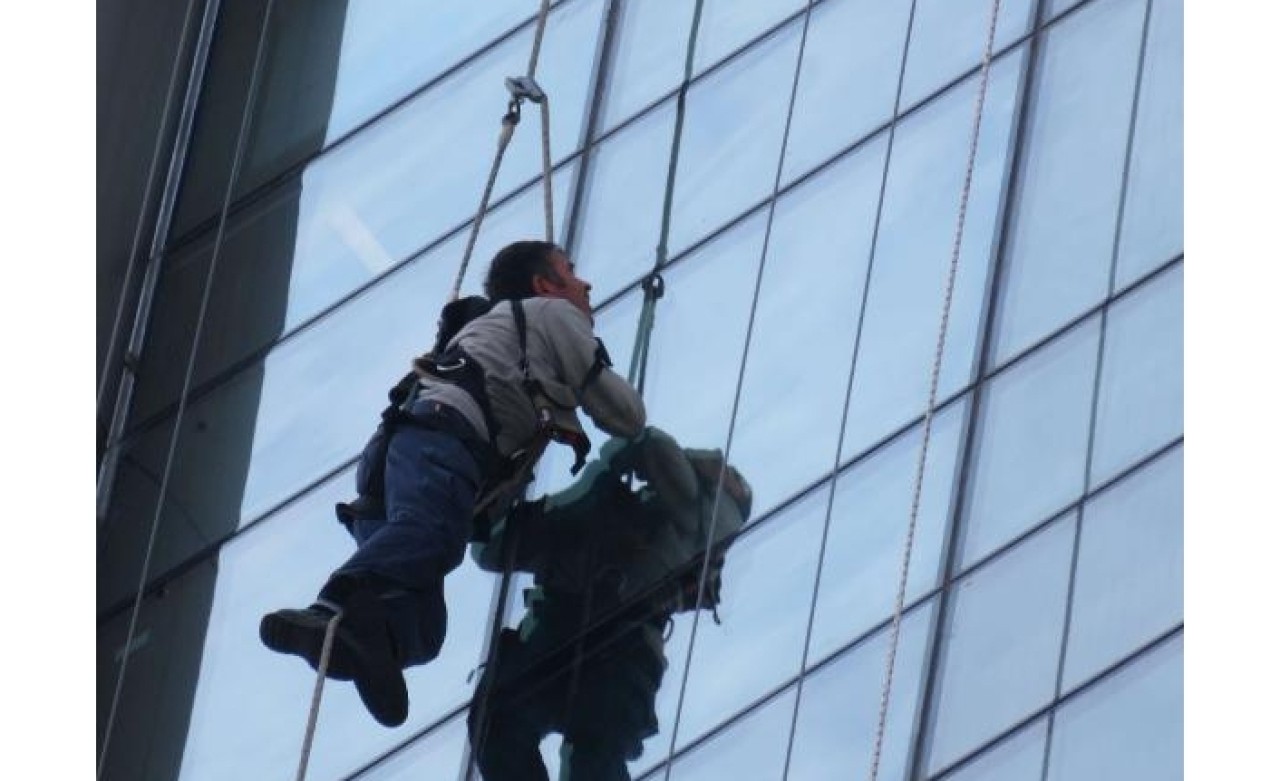 Kadıköy'de korku dolu dakikalar; işçiler kurtarılmaya çalışılıyor