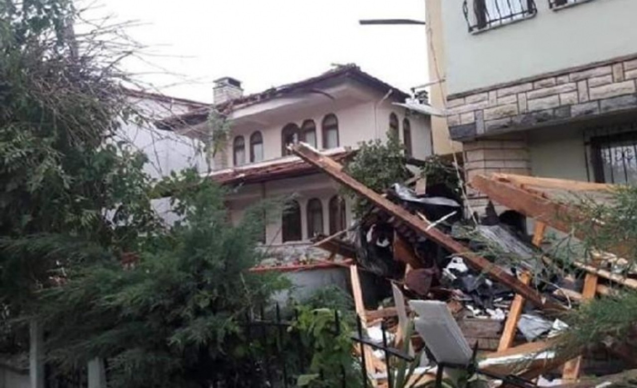 Kandıra'da hortum ağaçları devirdi,  çatıları uçurdu