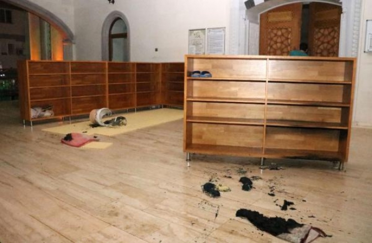 Kapalı olmasına sinirlendiği camiyi yakmaya çalıştı