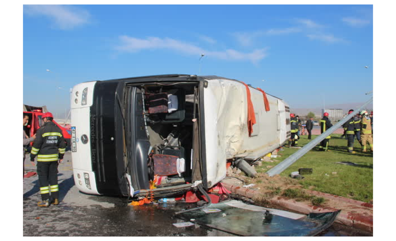 Konya'da işçi servisi tırla çarpıştı: 1 ölü,  24 yaralı