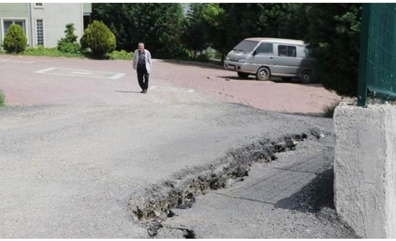 Korkutan görüntü! Yol yarıldı,  sitede oturanlar tedirgin