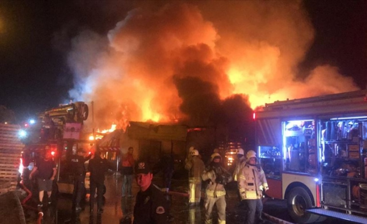 Küçükçekmece'de imalathane yangını