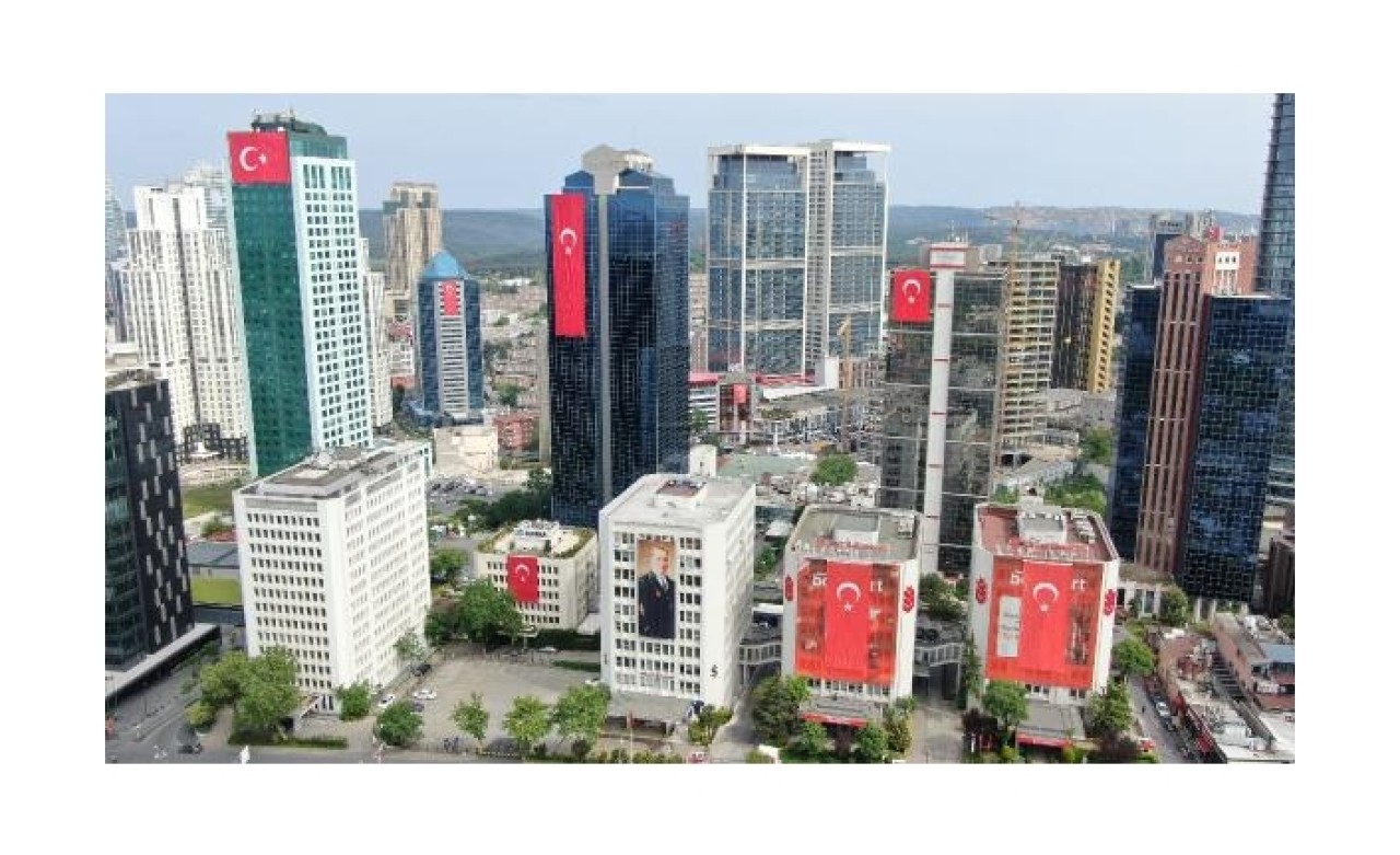 Maslak'ta gökdelenler kırmızı - beyaz