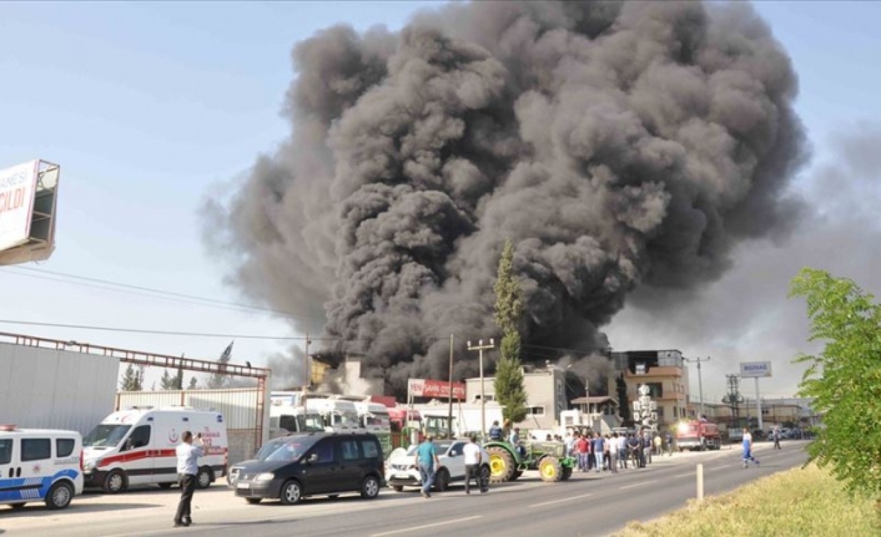 Mersin'de strafor fabrikasında yangın!