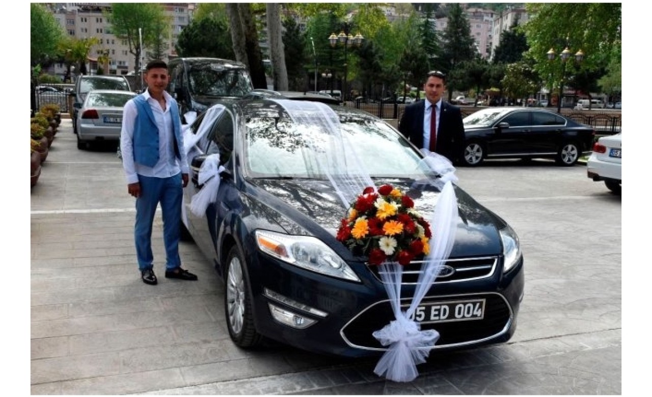 MHP'li Başkan makam araçlarını düğün arabası yaptı