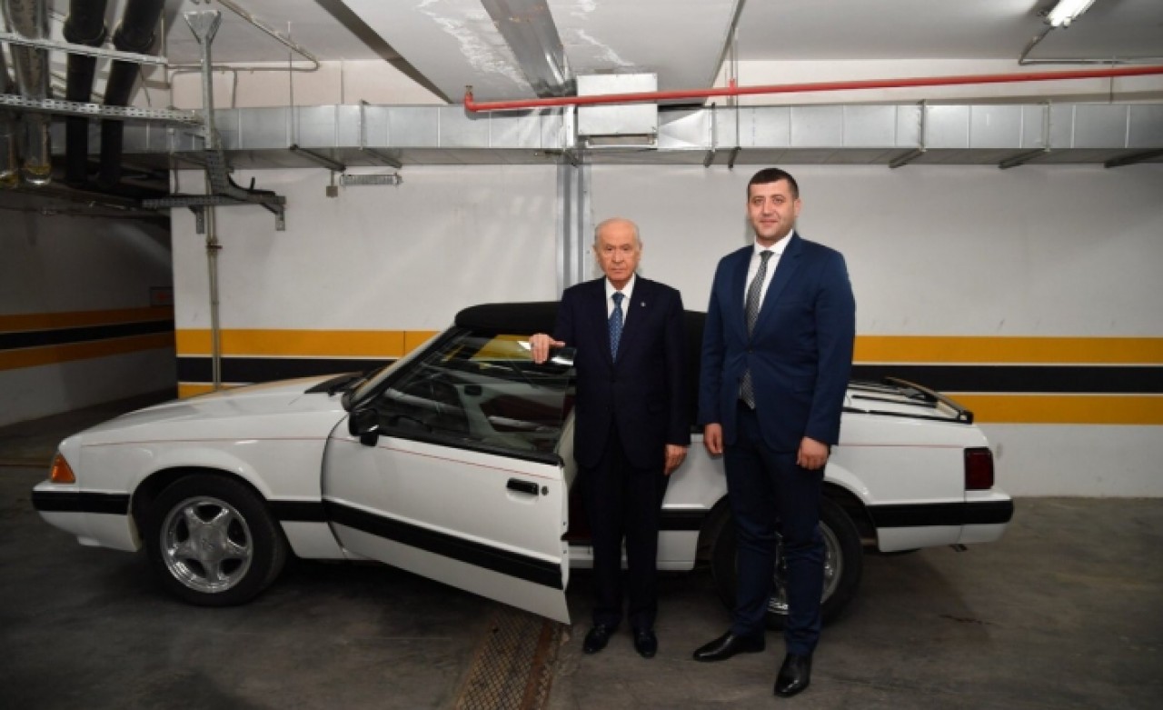 MHP Lideri Bahçeli,  klasik otomobilini hediye etti