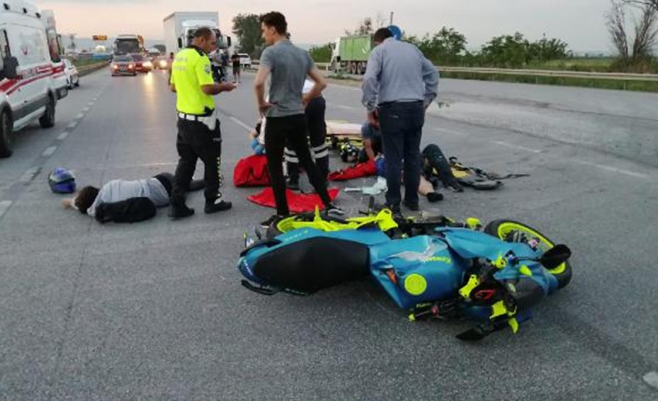 Motosiklet kamyona çarptı: 2 yaralı