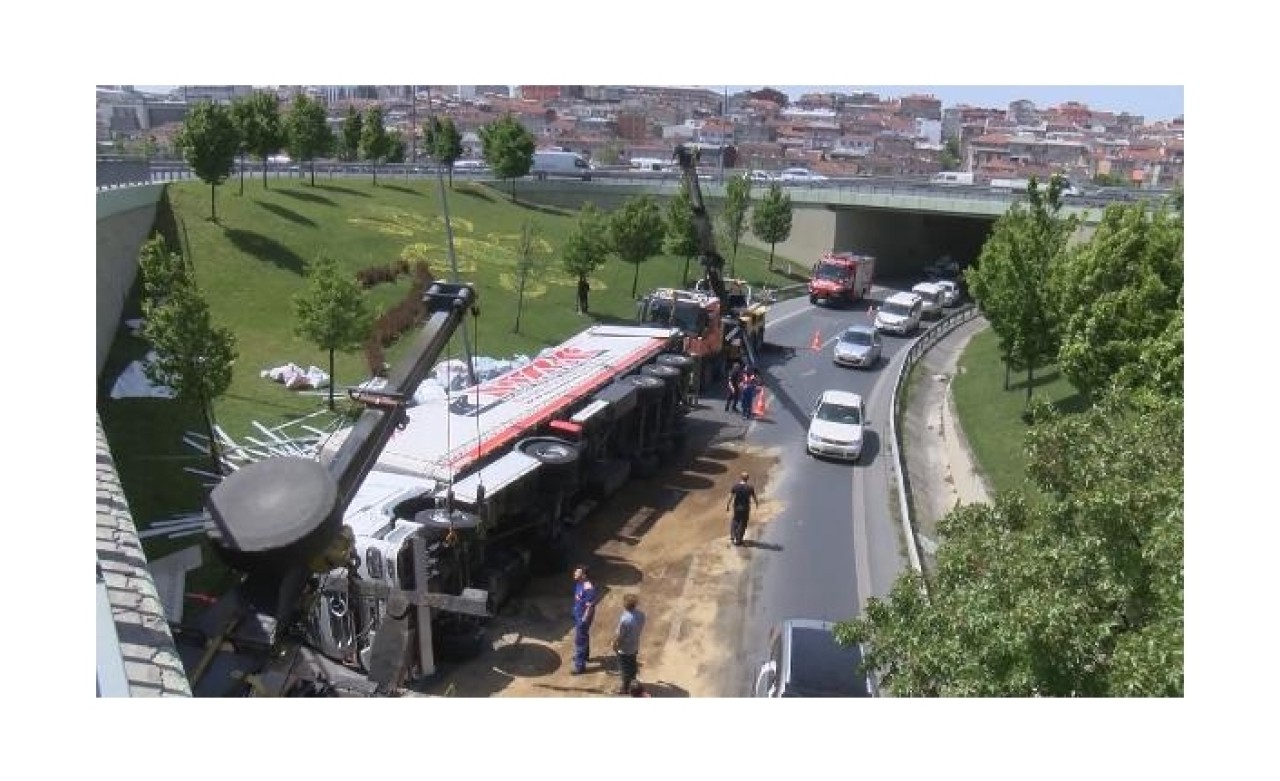 Otogar bağlantı yolunda TIR devrildi