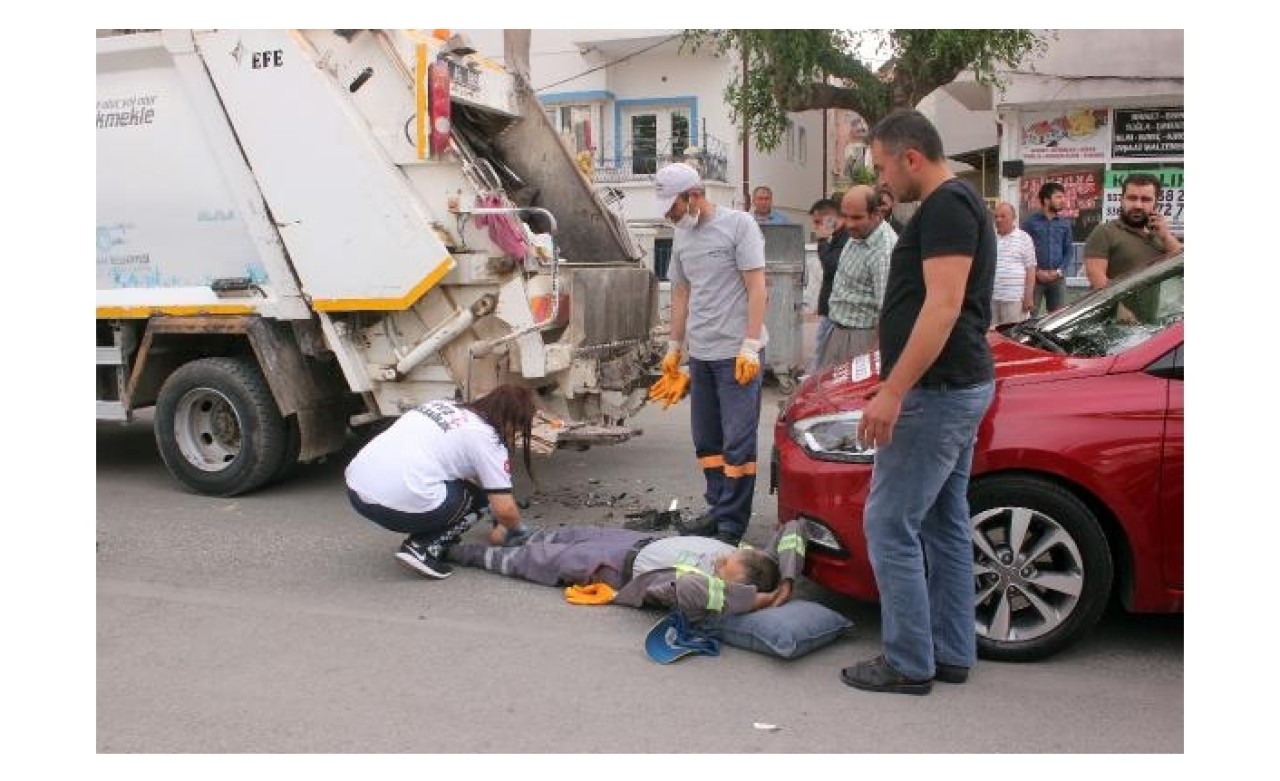 Otomobil çöp kamyonuna çarptı,  temizlik görevlisi yaralandı