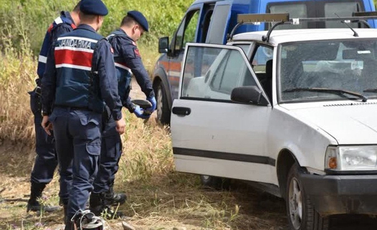Otomobilde başından tüfekle vurulmuş halde bulundu
