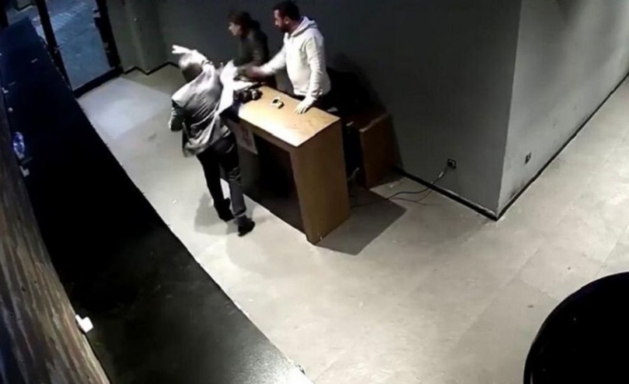 Patrondan çalışanlarına 'ayağa kalkmadın' dayağı