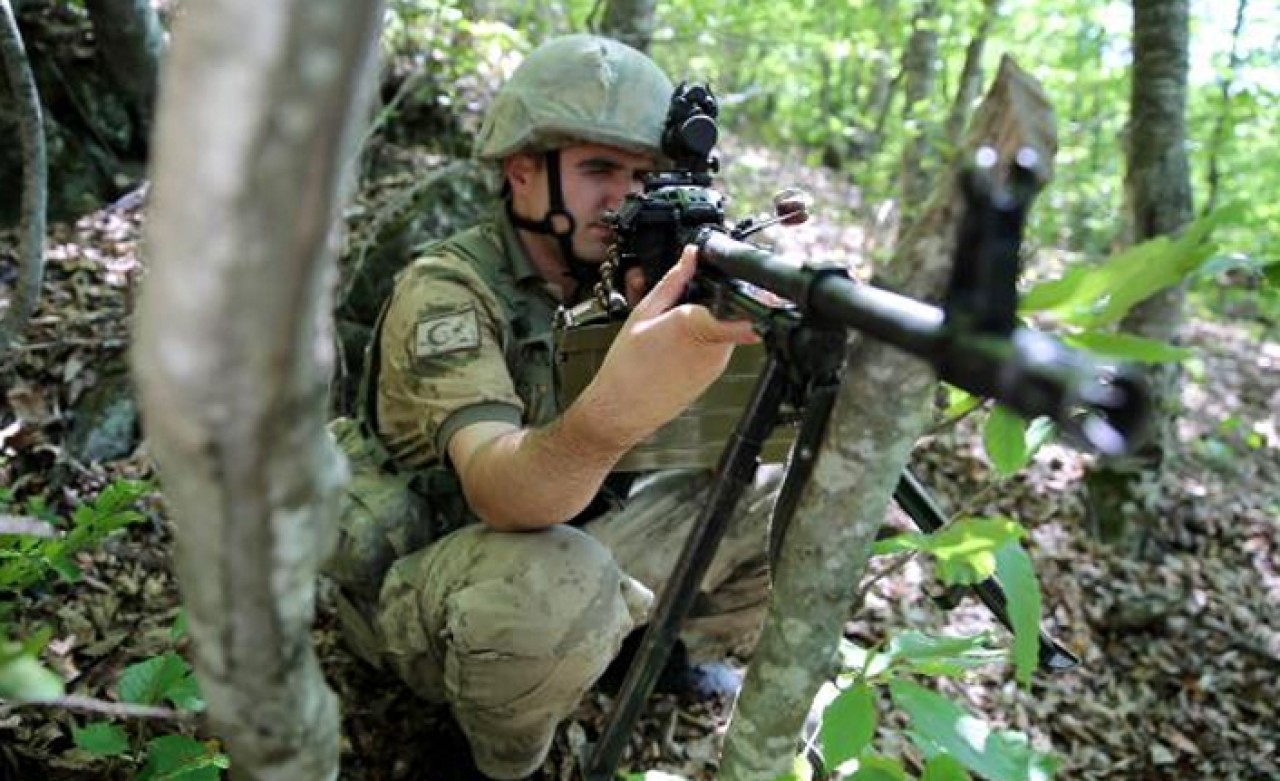 PKK'lı terörist yer gösterdi,  sığınak ve depolar imha edildi