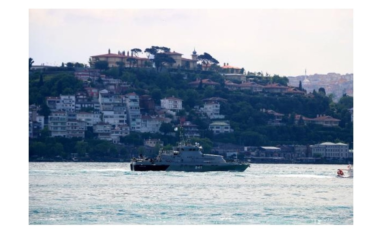 Rus savaş gemisi çekilerek Boğaz'dan geçti