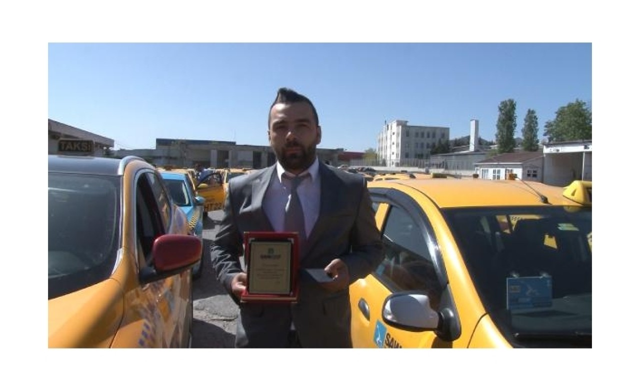 Sabiha Gökçen’de görevli taksici bulduğu telefonu ve parayı sahibine verdi