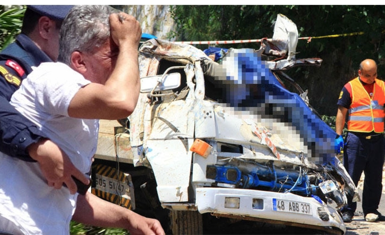 Sakar Geçidi'nde çekici uçuruma yuvarlandı