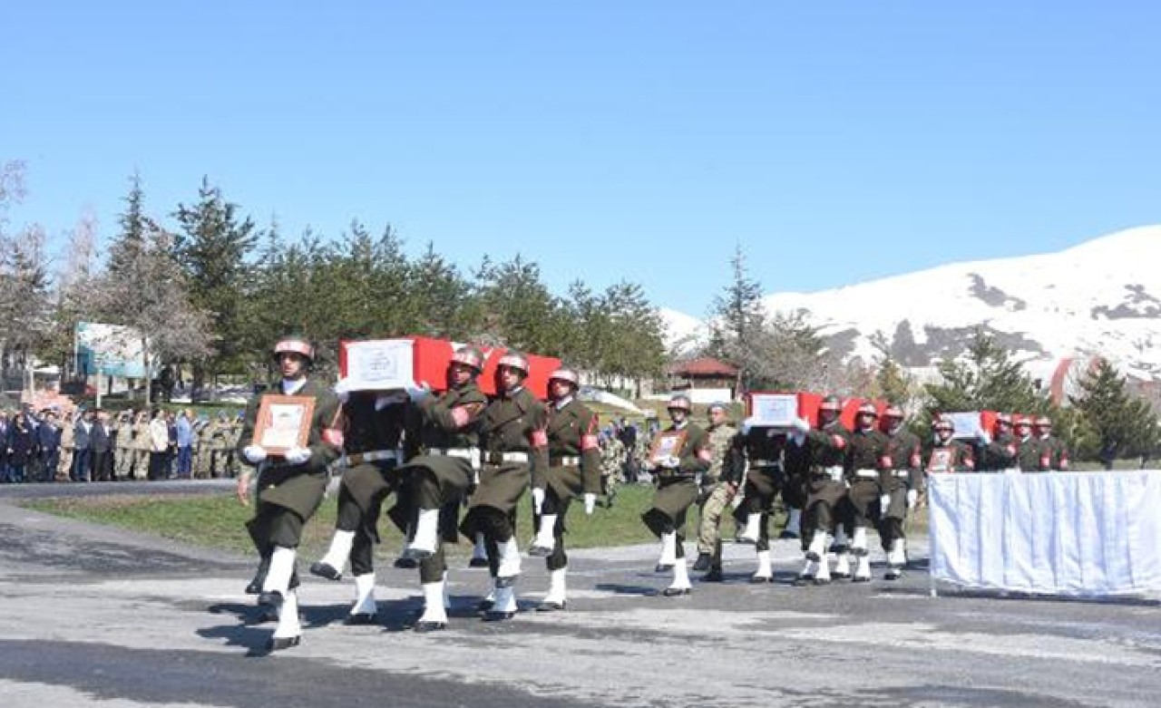 Şehit 3 asker için Hakkari Dağ ve Komando Tugay Komutanlığı'nda tören