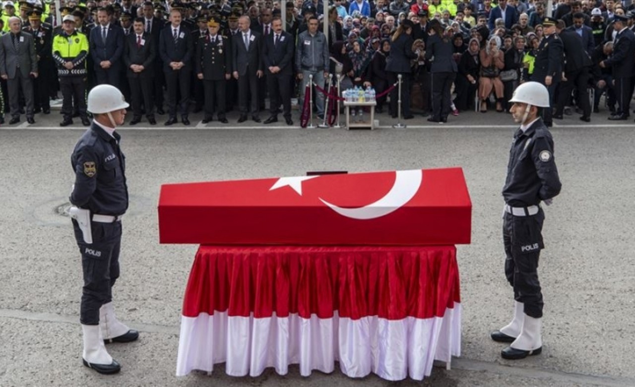 Şehit polisi son yolcuğuna meslektaşları uğurladı