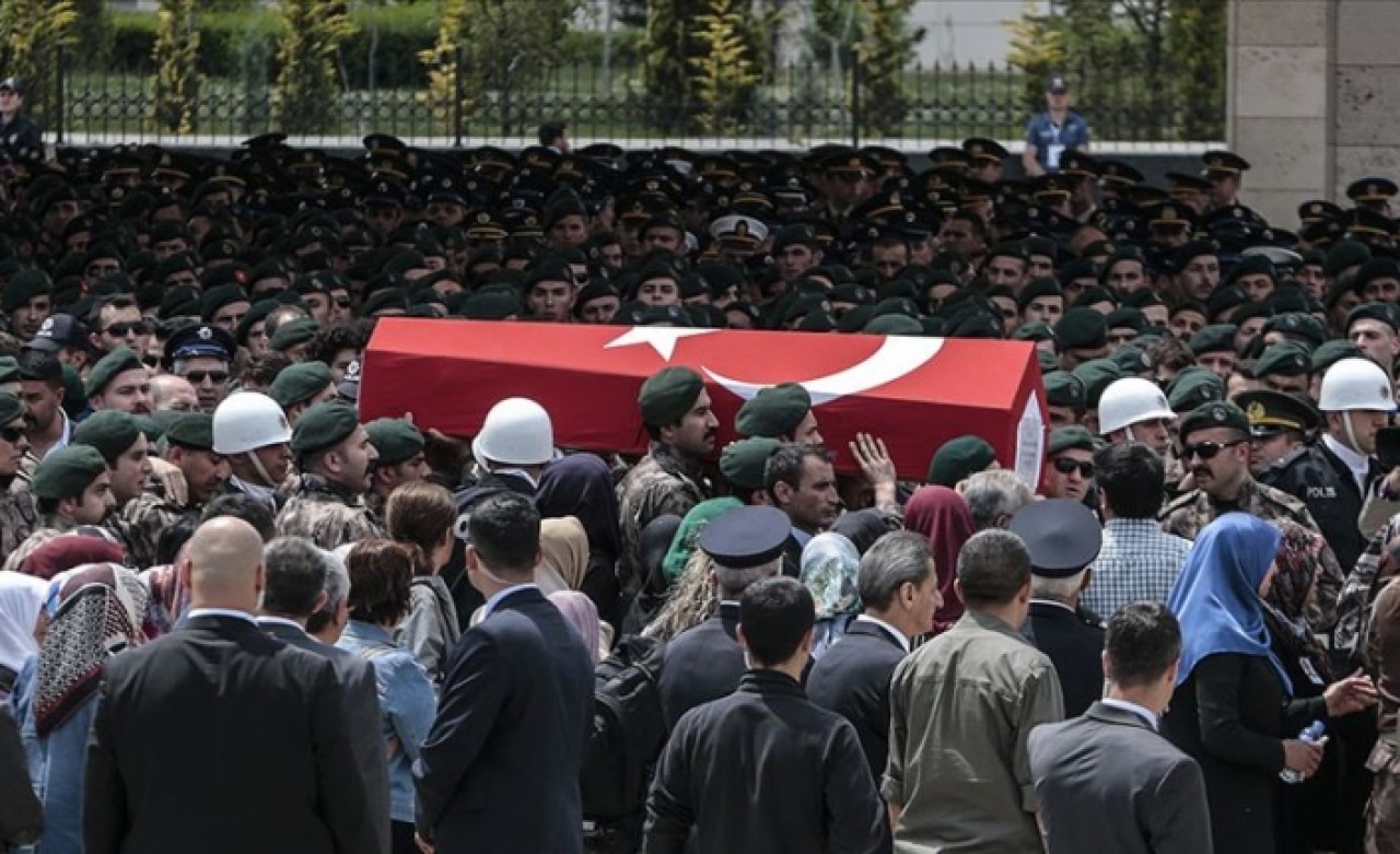 Şehit polisi son yolculuğuna meslektaşları uğurladı