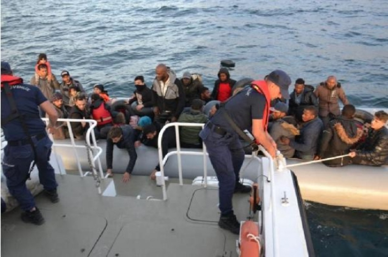 Selçuk ve Çeşme açıklarında 80 kaçak göçmen yakalandı