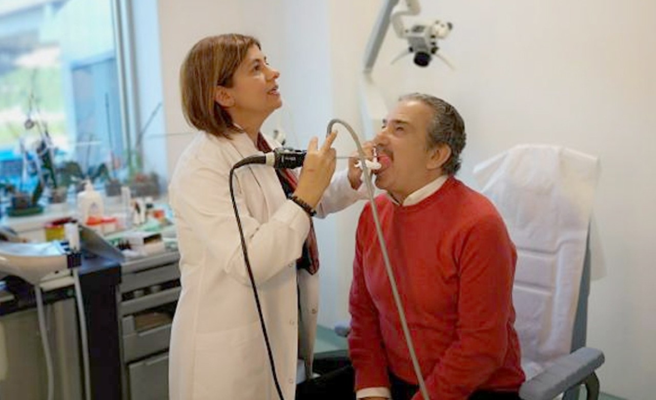 Ses kısıklığı şikayetiyle doktora gitti,  hayatının şokunu yaşadı!