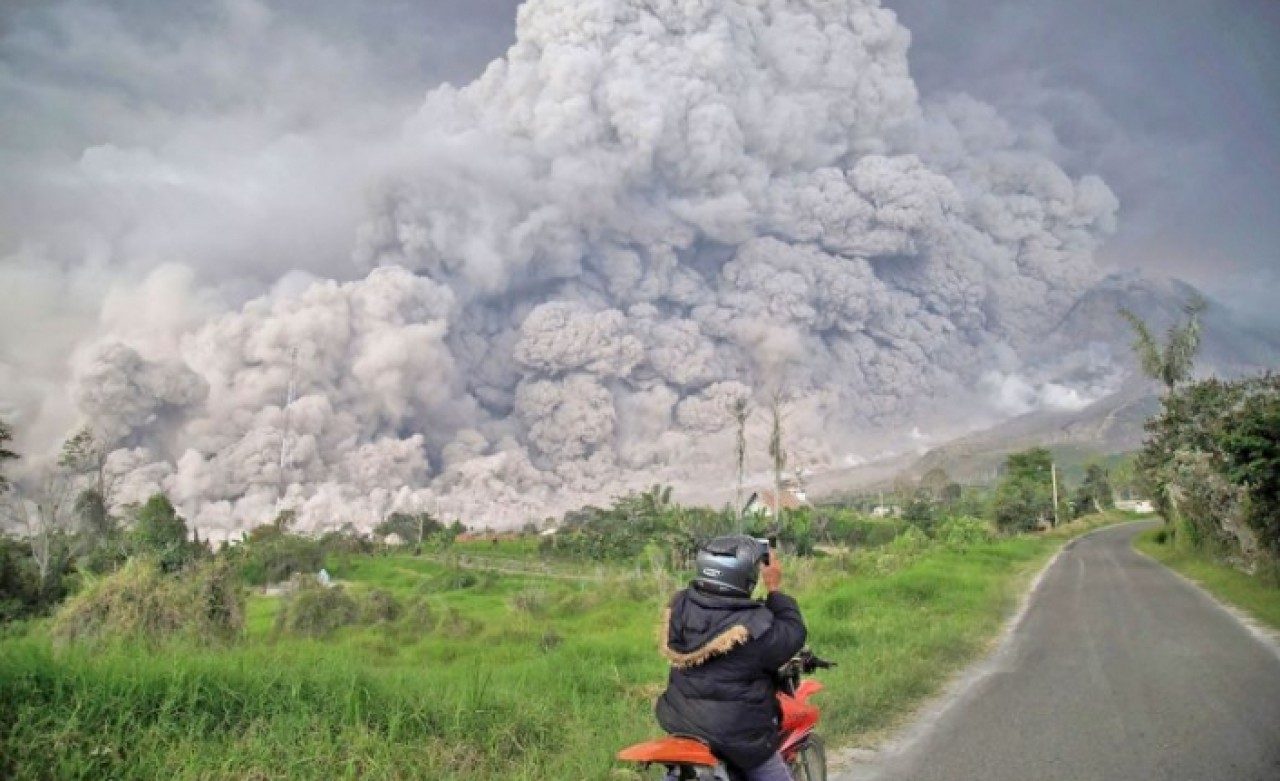 Sinabung Yanardağı yeniden kül püskürtmeye başladı