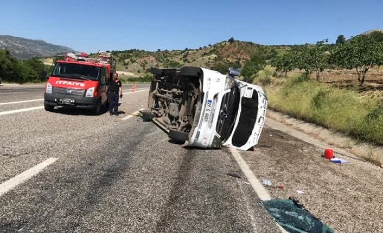 Sınava giden öğrencileri taşıyan minibüs kaza yaptı: Çok sayıda yaralı