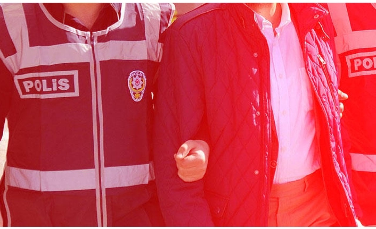 Sınıfta cinsel içerikli film izlediği iddiasıyla öğretmen gözaltına alındı