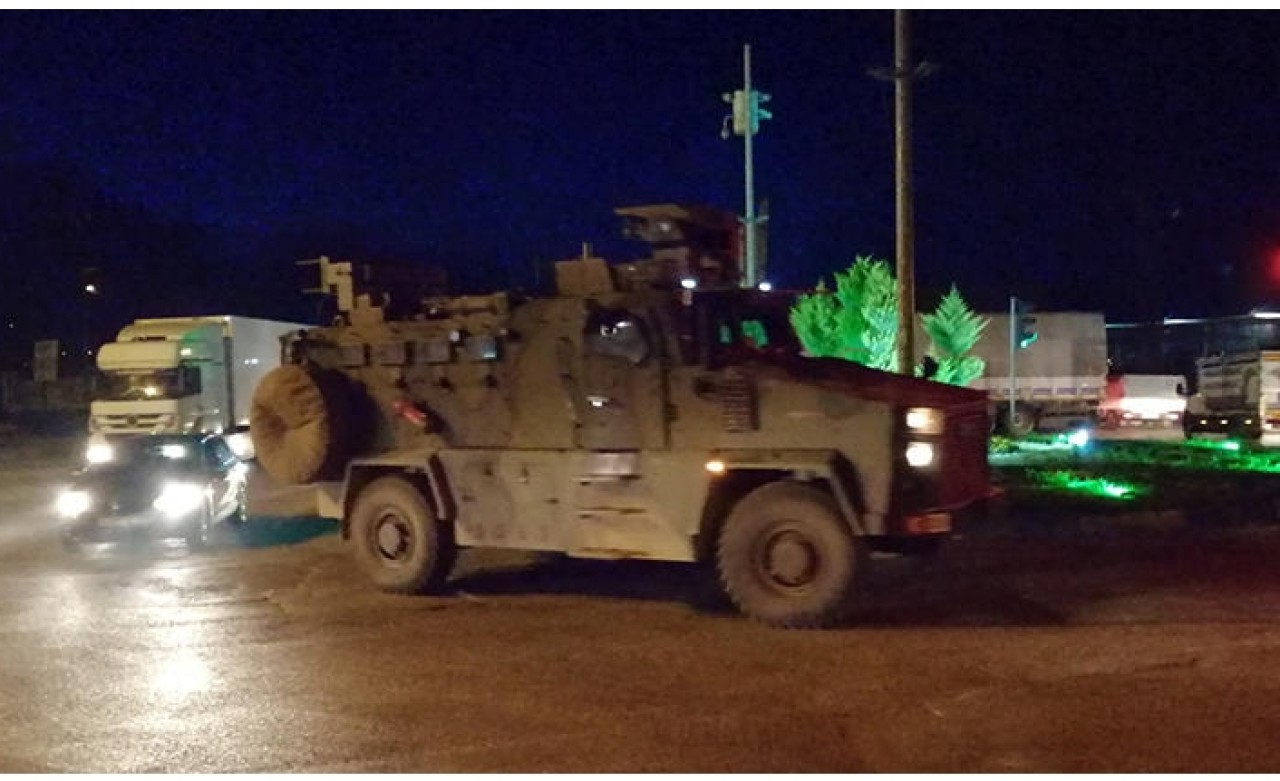 Suriye sınırına asker ve zırhlı araç sevkiyatı