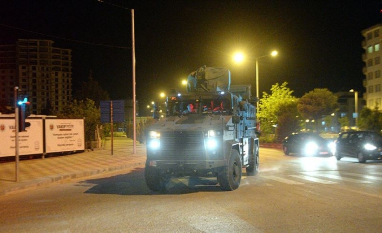 Suriye sınırına askeri sevkiyat sürüyor