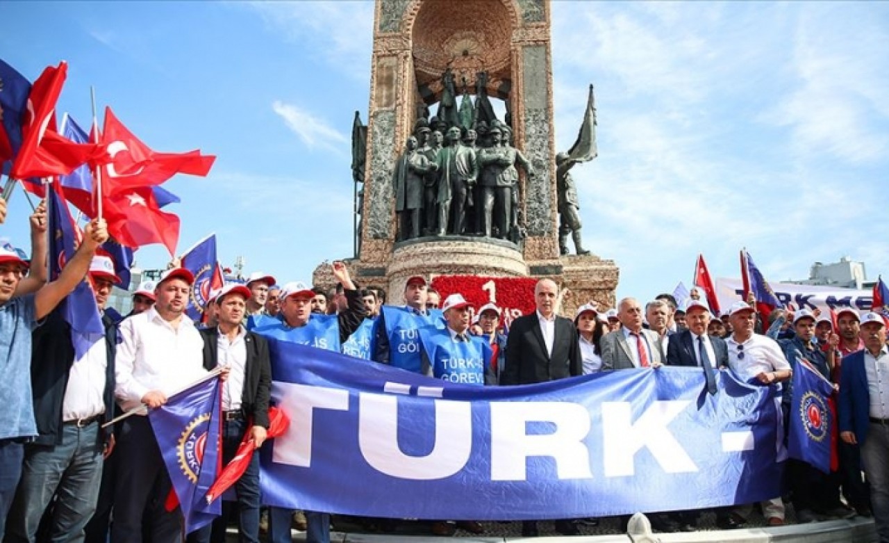 Taksim'de 1 Mayıs... Çelenk ve karanfil bıraktılar