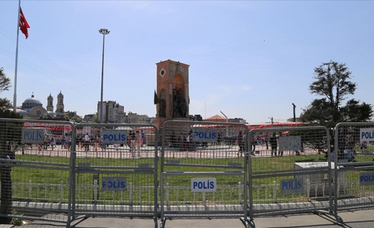 Taksim Meydanı'na çıkan yollar araç trafiğine kapatıldı