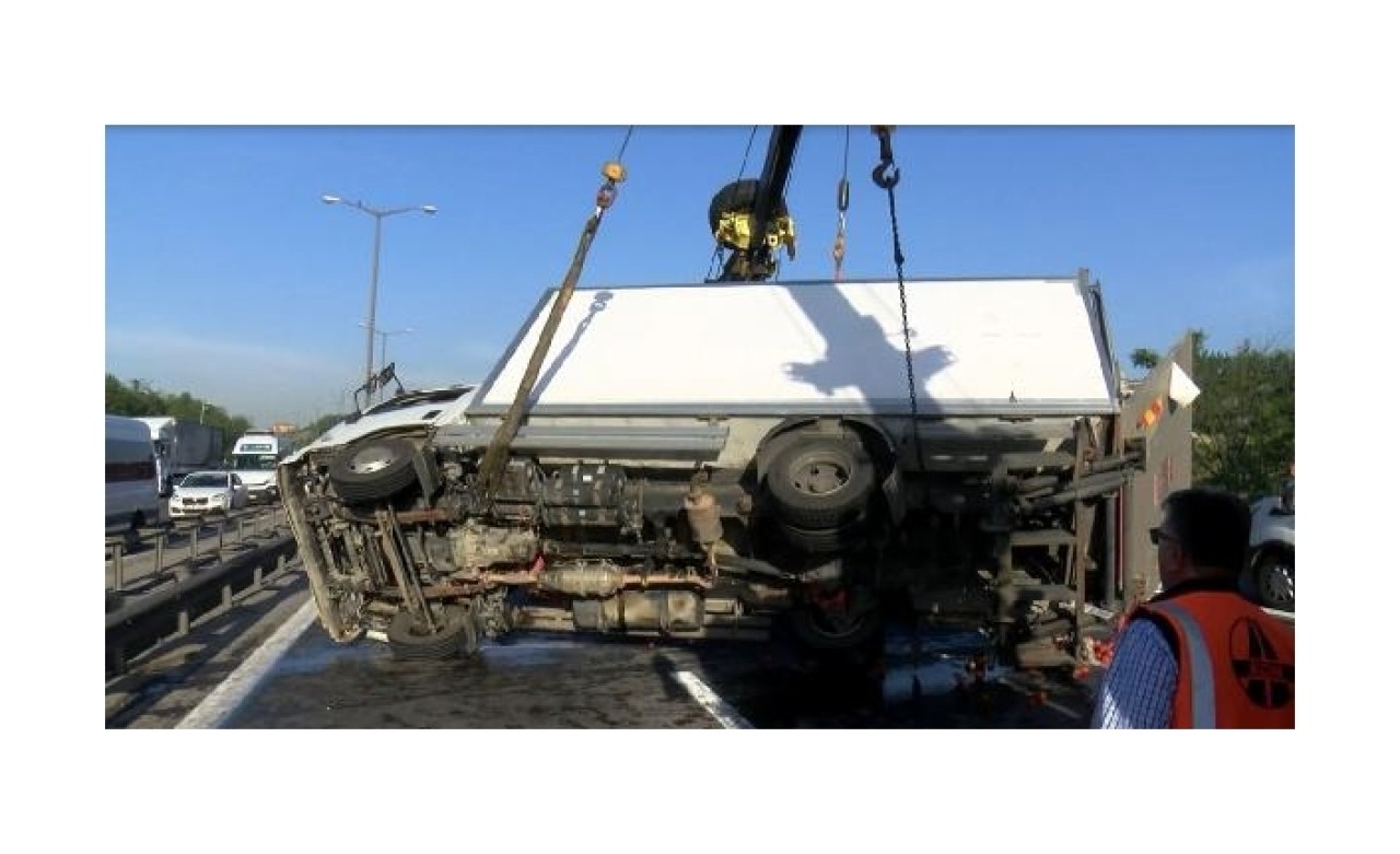 TEM'de kamyonet devrildi,  trafik durma noktasına geldi