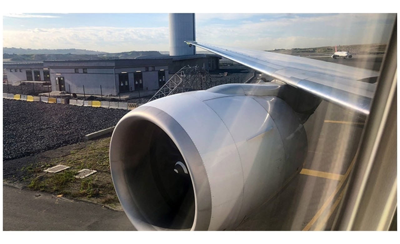 THY uçağı direğe çarptı: Yolcular tahliye edildi