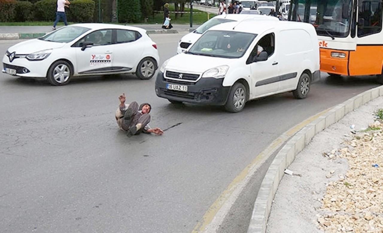 Trafikte şoke eden olay! Kaplumbağa kostümü ile araçların önüne atlayıp...
