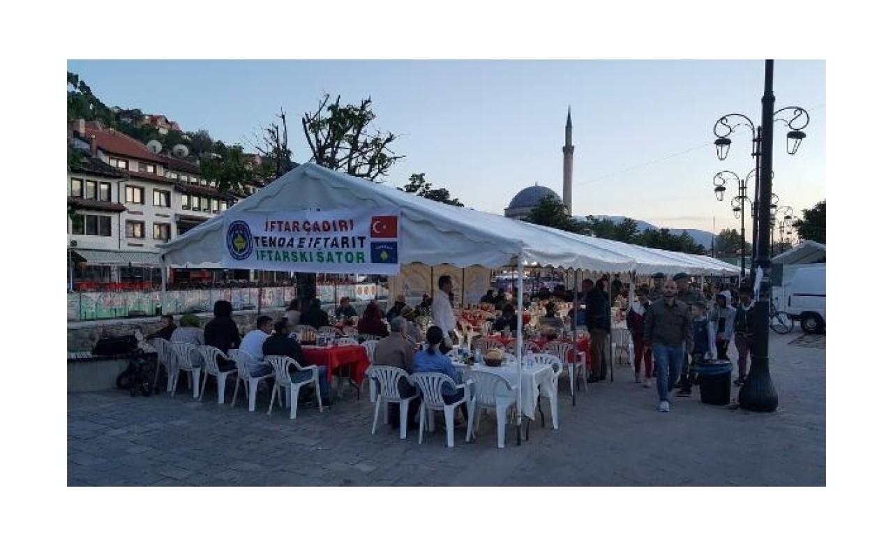 Türk askeri Kosova'da geleneksel iftar çadırını kurdu