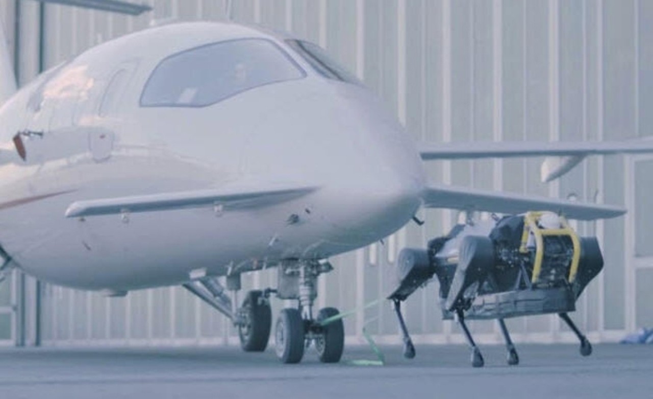 Uçağı sırtlayan robot,  gücüyle dikkatleri üzerinde topladı