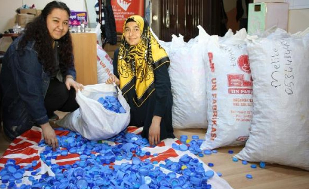 Üniversiteli gençler,  18 çuval mavi kapak topladı