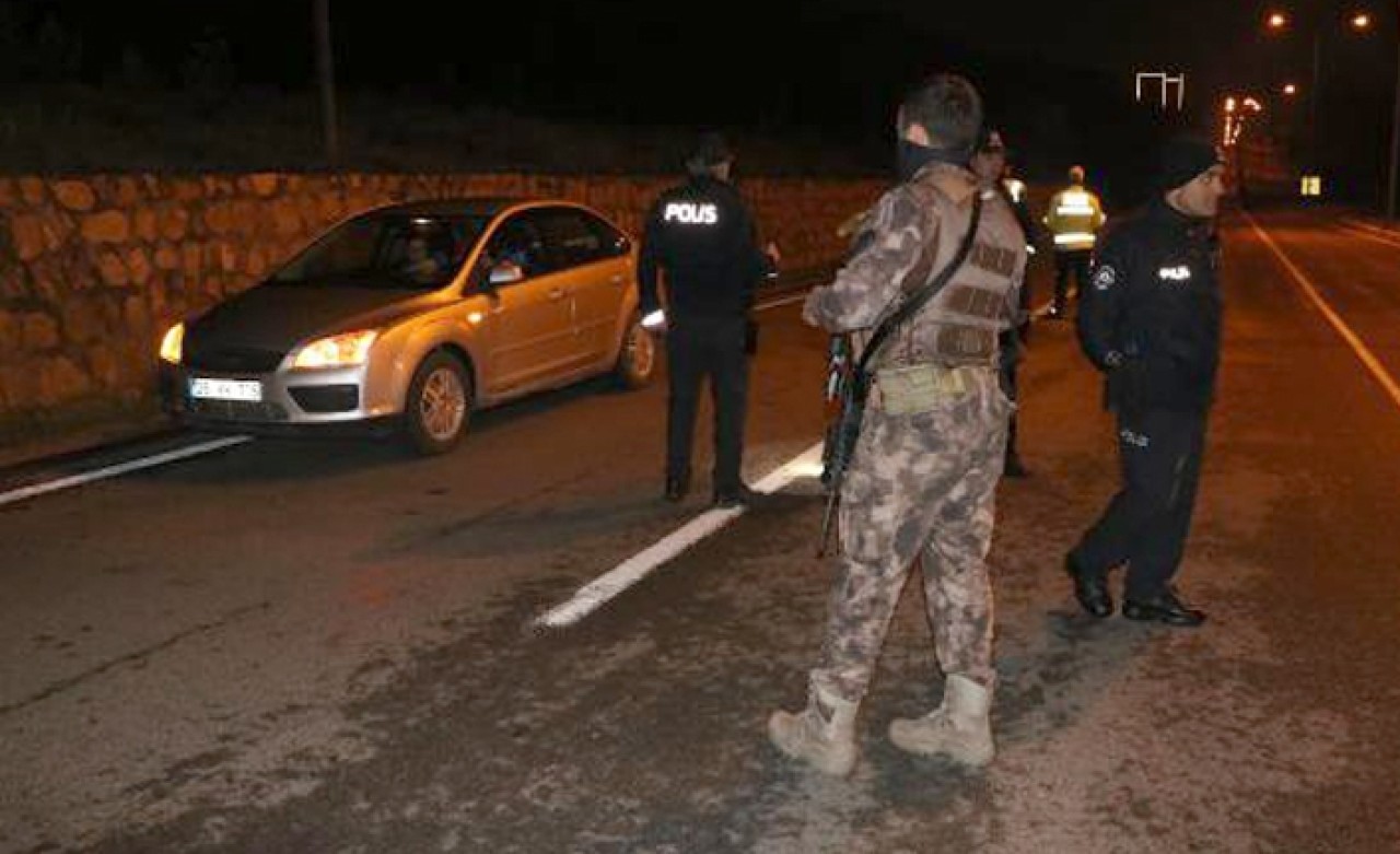 Ünlü iş adamı ve eşini rehin alıp evini soydular!