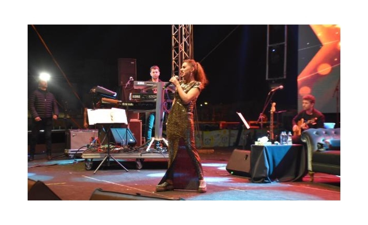 Üşüyen Yıldız Tilbe için sahneye soba kuruldu