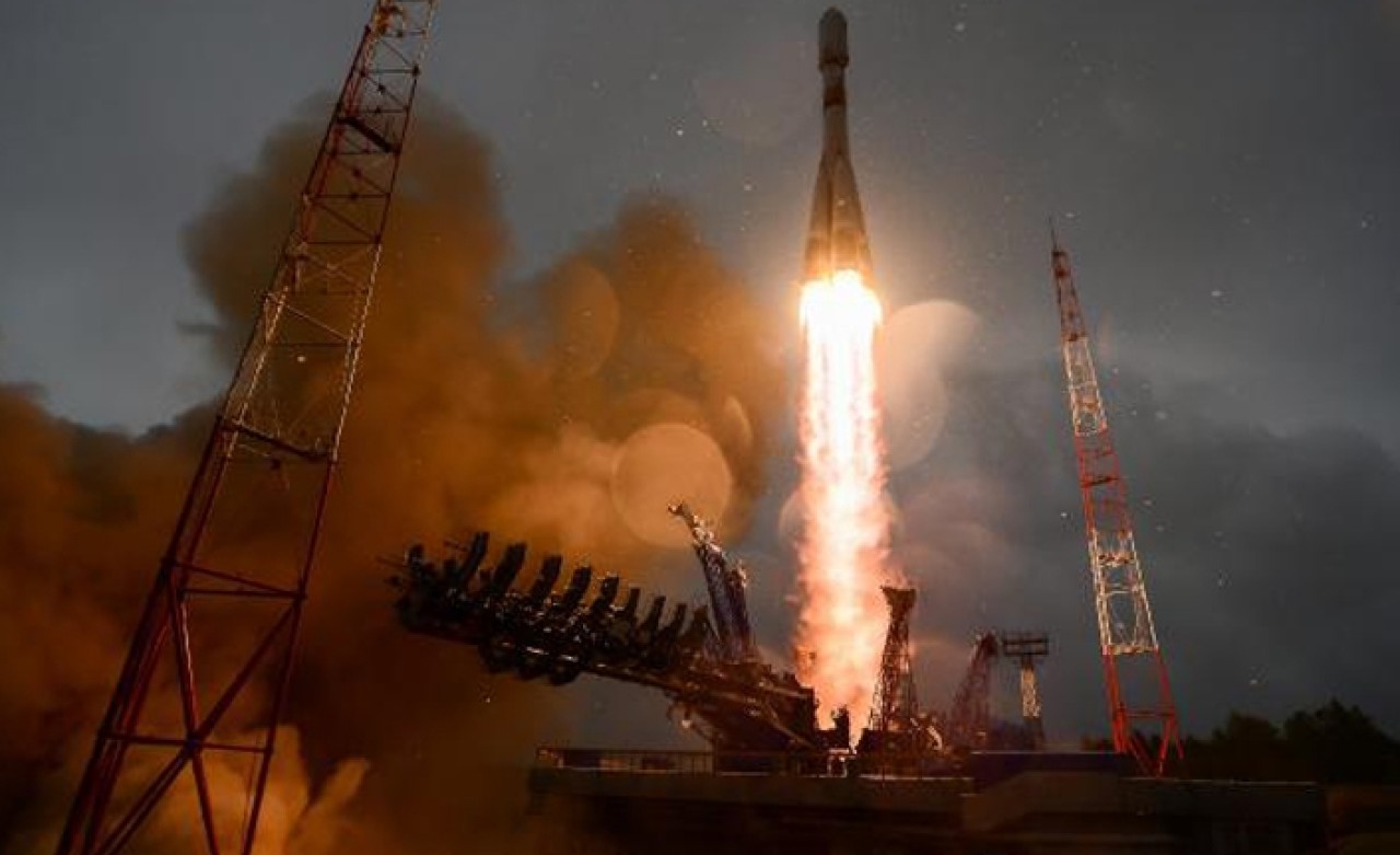 Uydu taşıyan rokete yıldırım çarptı