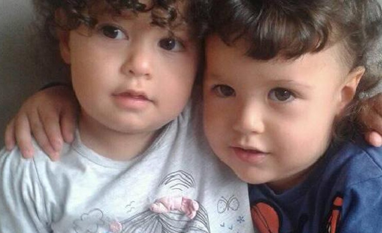 Üzerlerine kaynar süt dökülen ikizleri ölüm ayırdı 