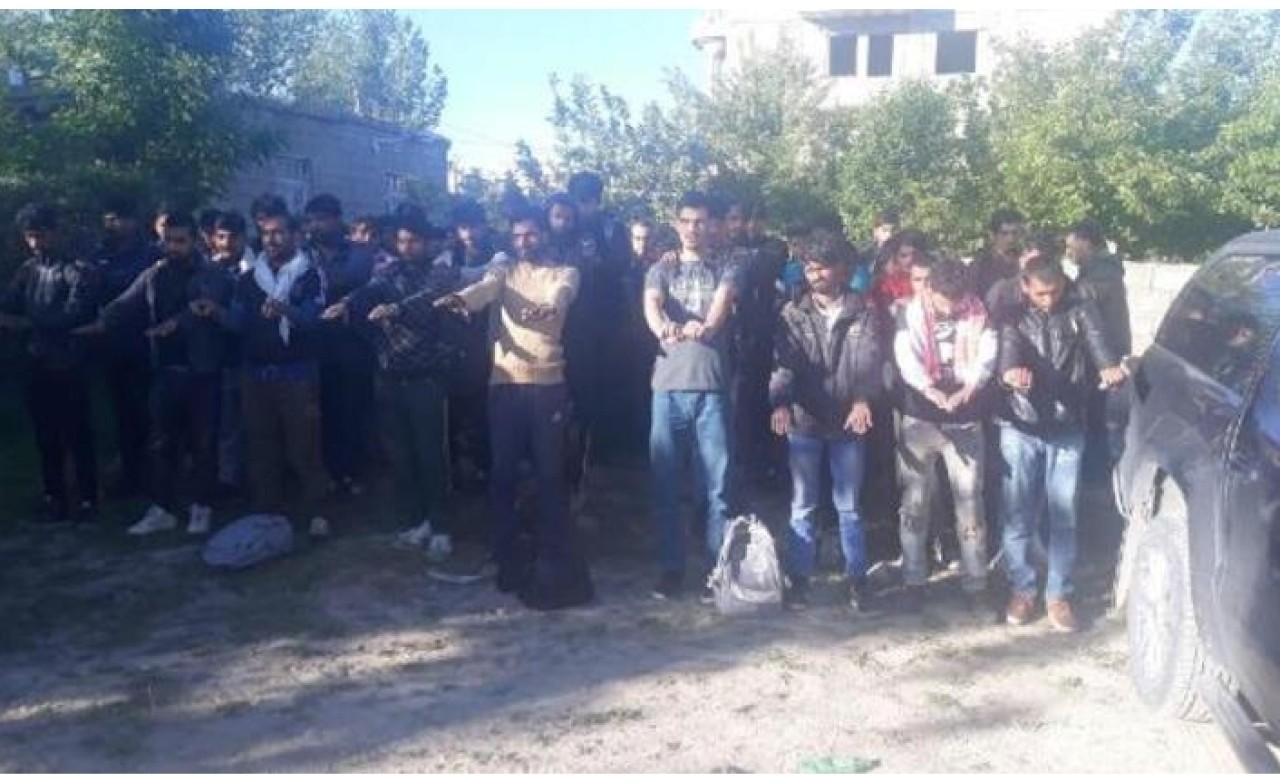 Van'da metruk binada 126 kaçak göçmen yakalandı