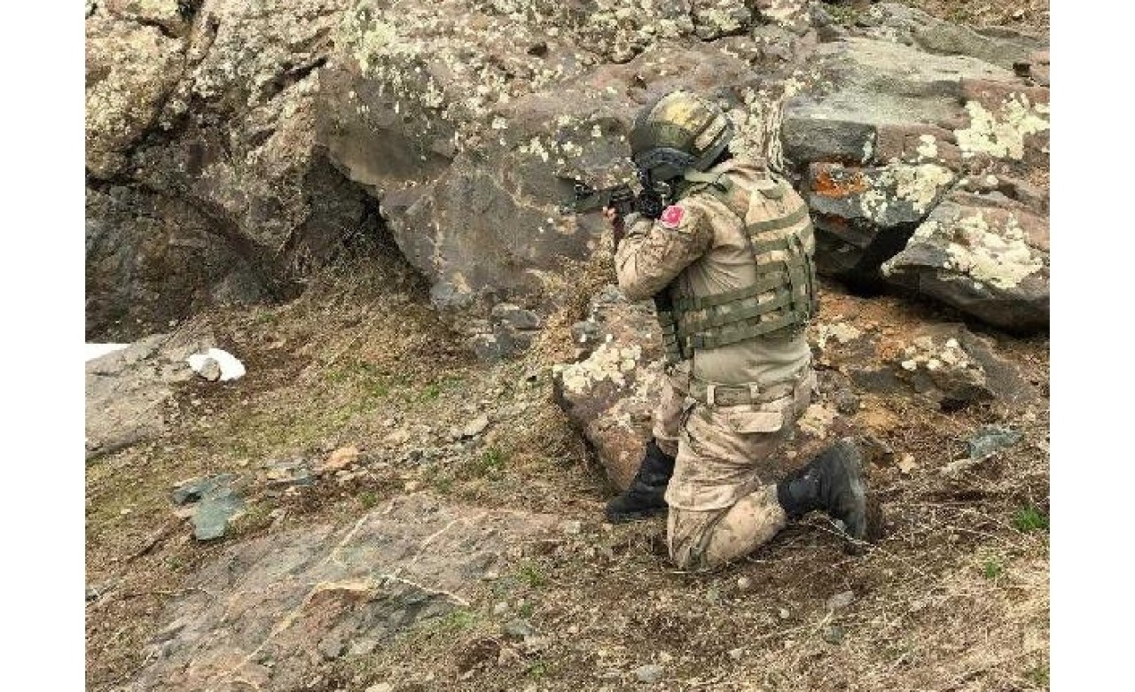 Van'da PKK'lı teröristlere ait yaşam malzemeleri ele geçirildi
