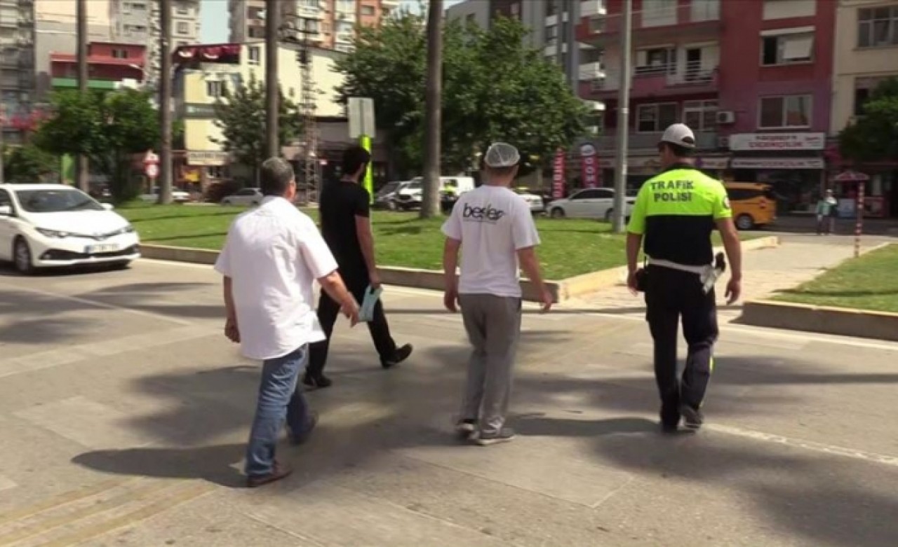 Yayaya öncelik vermeyen sürücü,  yaya geçidinden yürütüldü