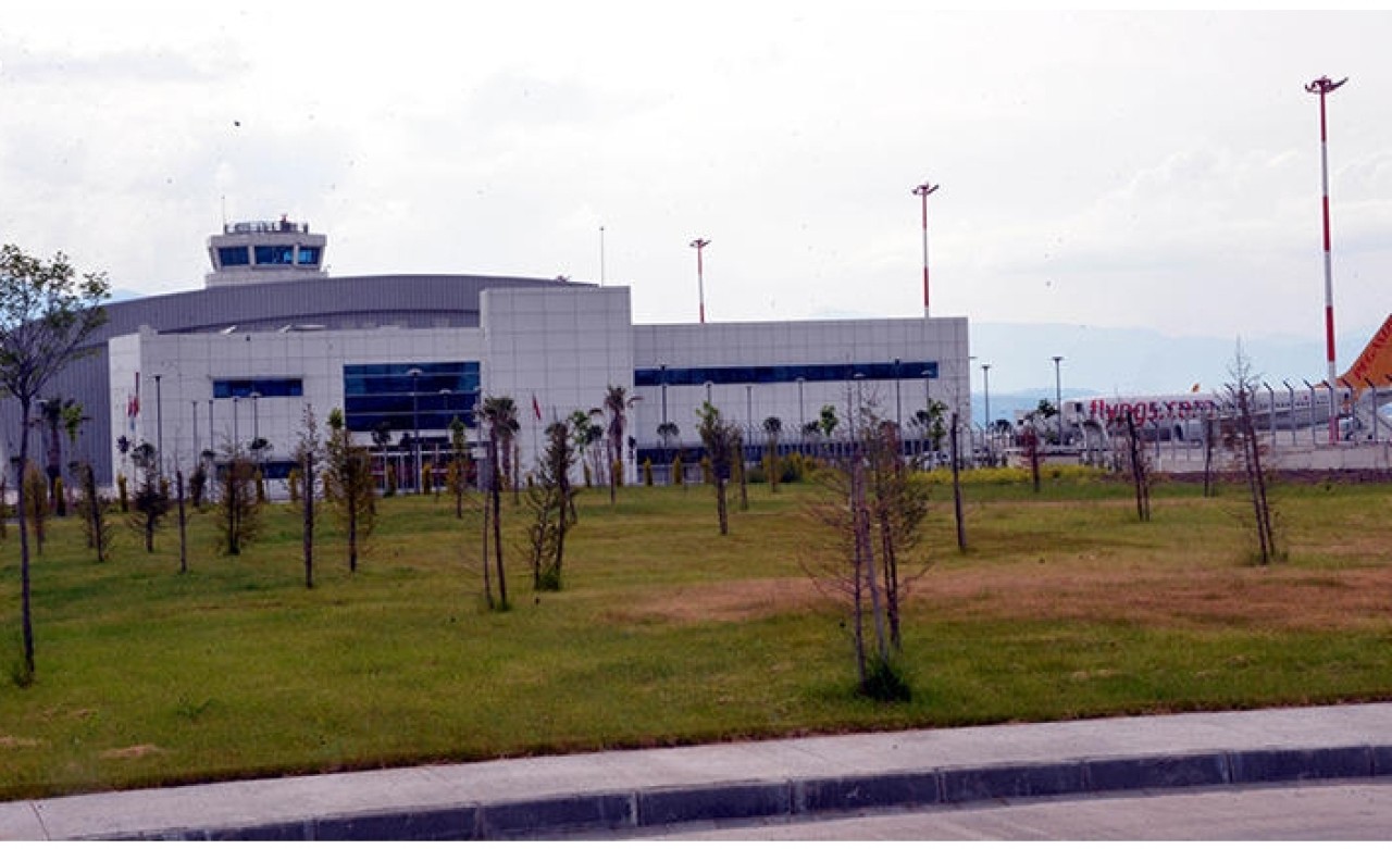 Yolcu uçağı kuş sürüsüne çarptı